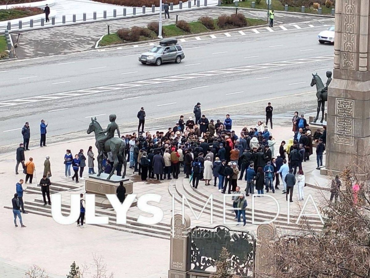 Митинг против результатов парламентских выборов проходит в Алматы