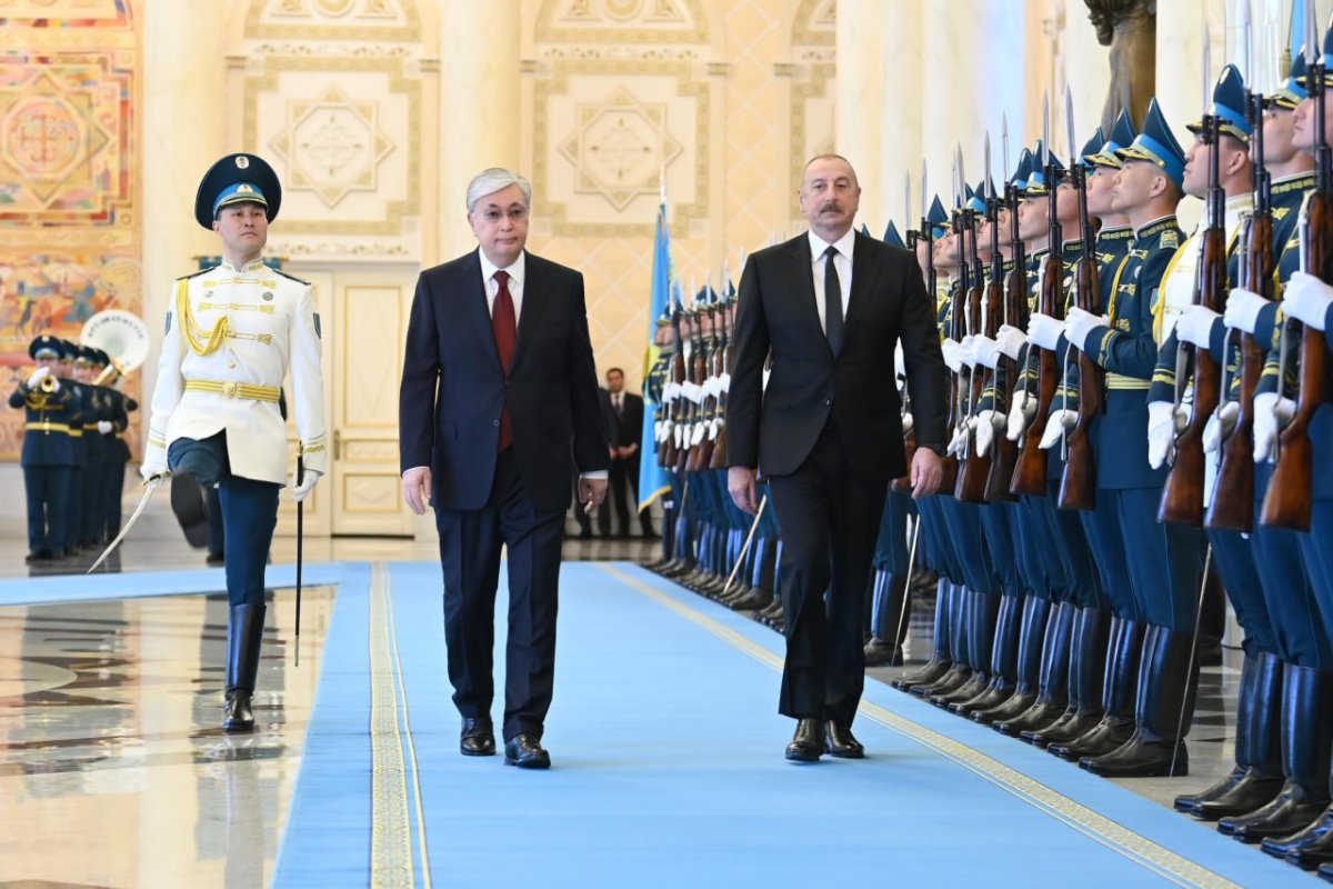 Токаев встретил президента Азербайджана в Акорде