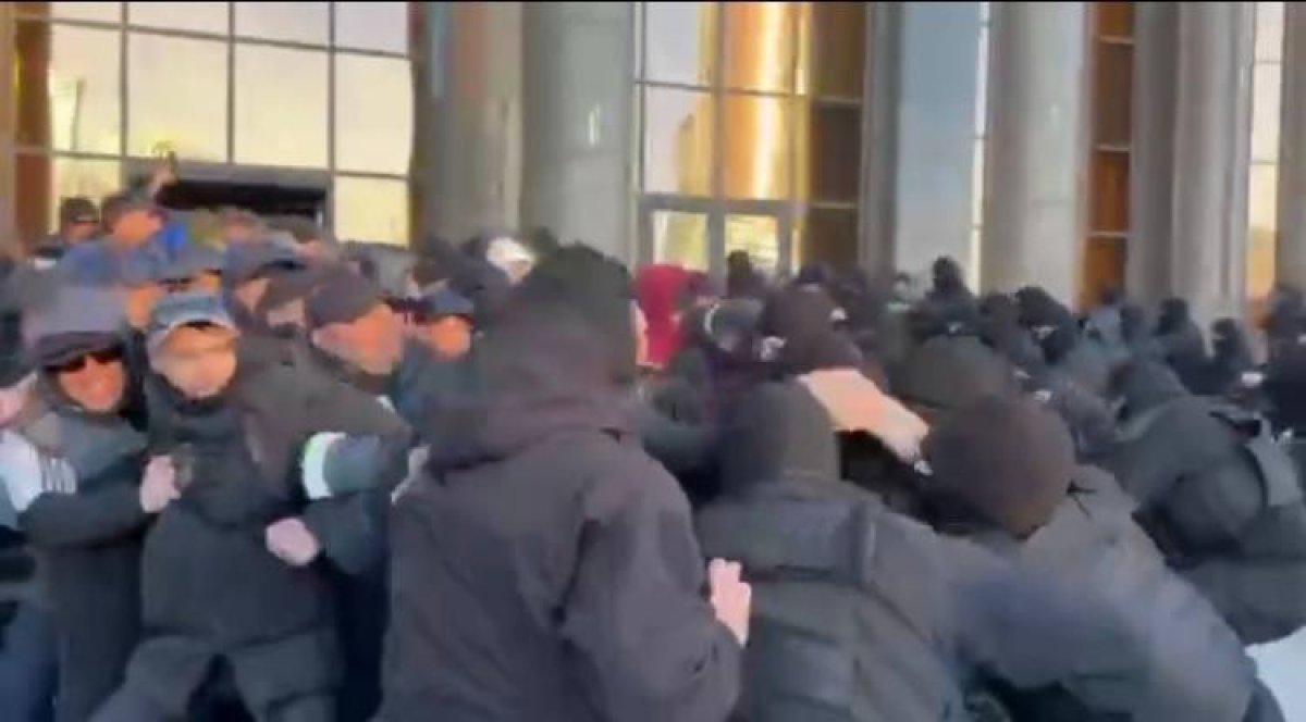 Нефтяников из Жанаозена загрузили в автозаки, отобрав все вещи (ВИДЕО)