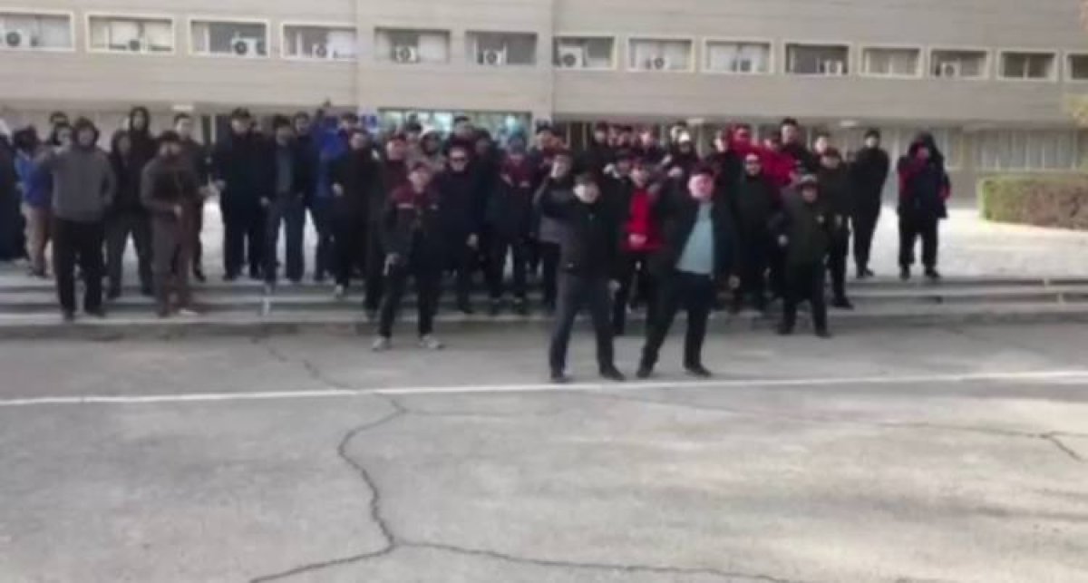 Жители Жанаозена собрались перед акиматом, требуя освободить задержанных в Астане