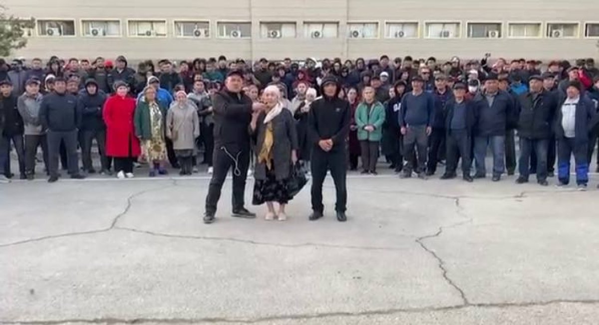 Уже около 2 тысяч человек собралось на площади в Жанаозене