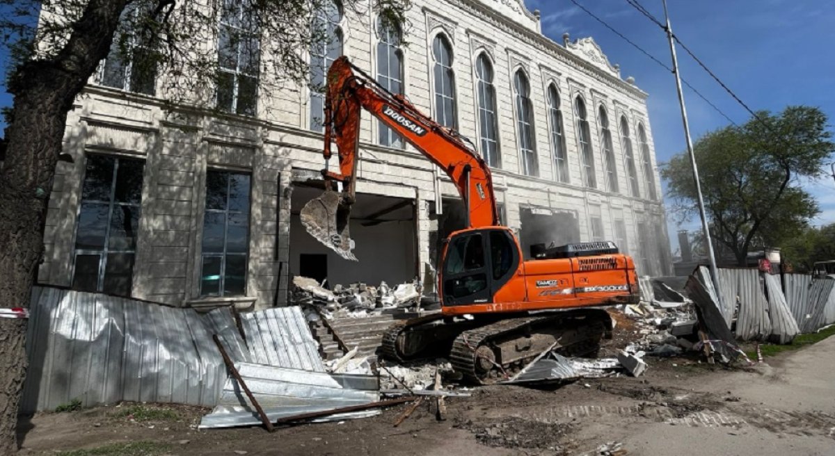 Крупный ресторан снесли в Алматы
