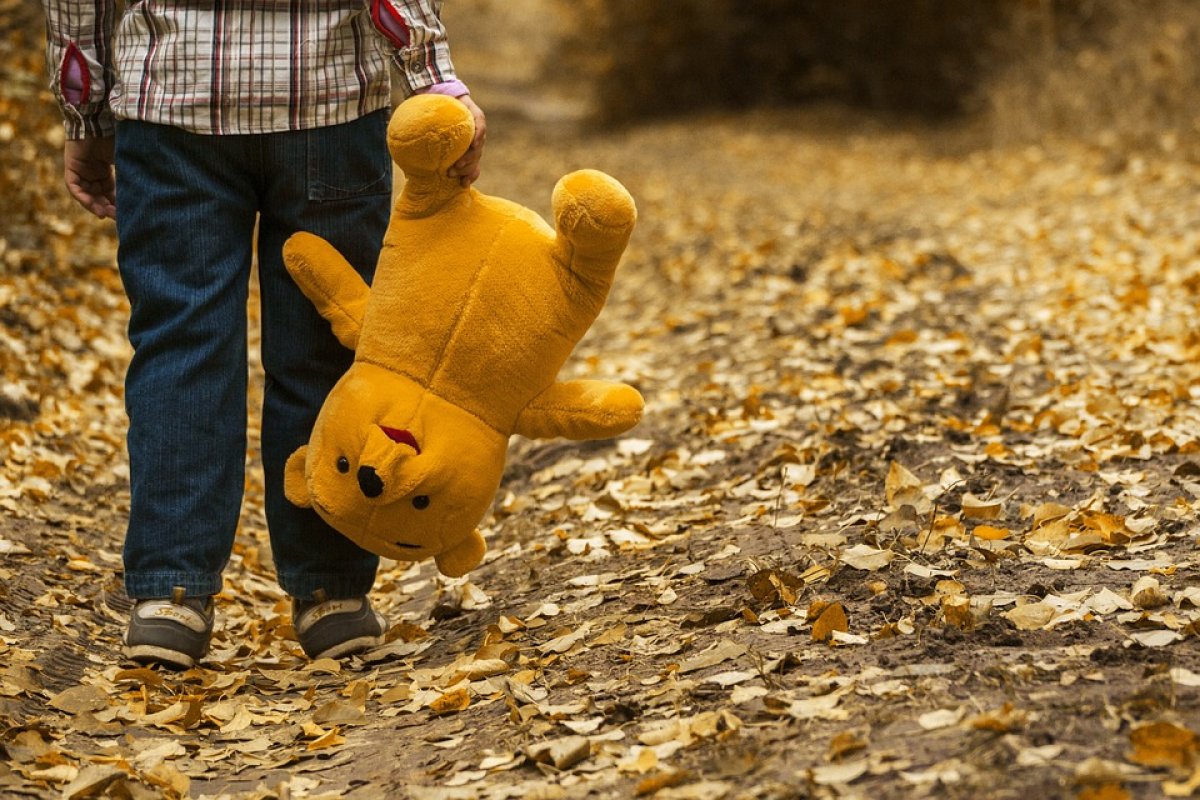 Снимали трусы, тыкали пахом в лицо: 7-летнего мальчика домогались подростки в Астане