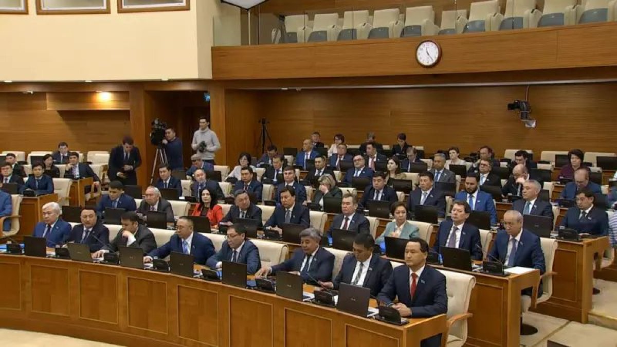 «Не скатывайтесь на рельсы популизма»: Токаев пригрозил депутатам