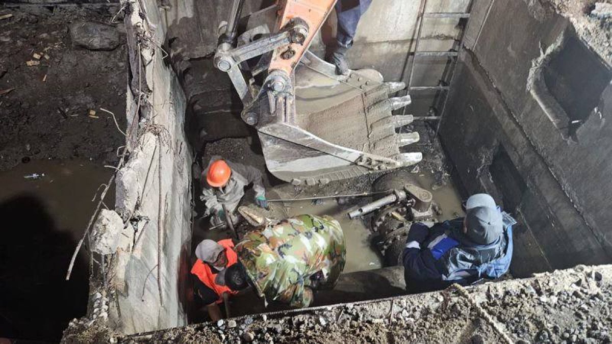 Несколько домов в Алматы остались без воды из-за аварии на крупном водопроводе