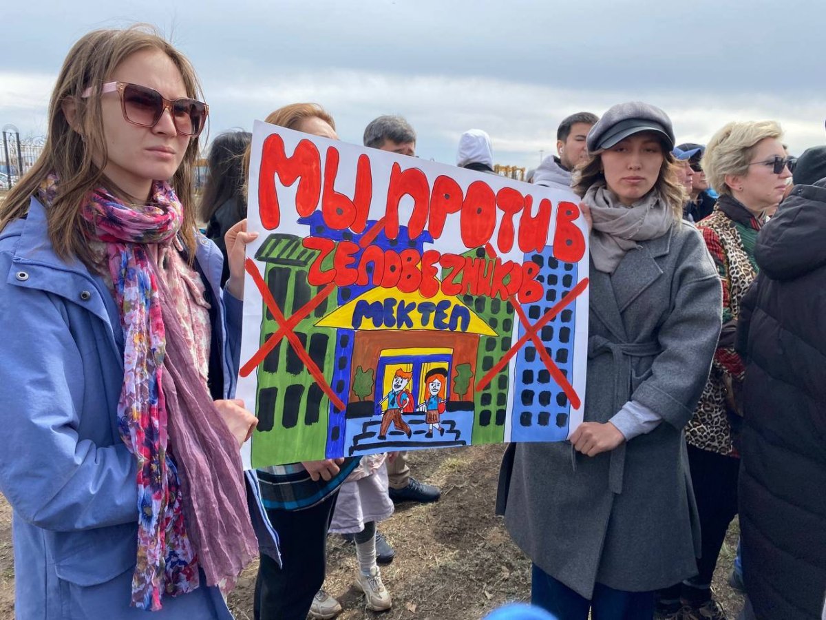 Богатые тоже плачут: жители элитных ЖК вышли на митинг в Астане