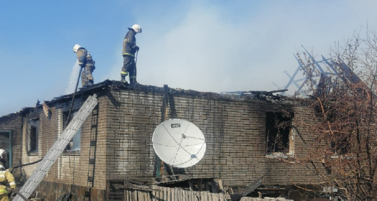 Газовые баллоны взорвались во время пожара в Костанайской области