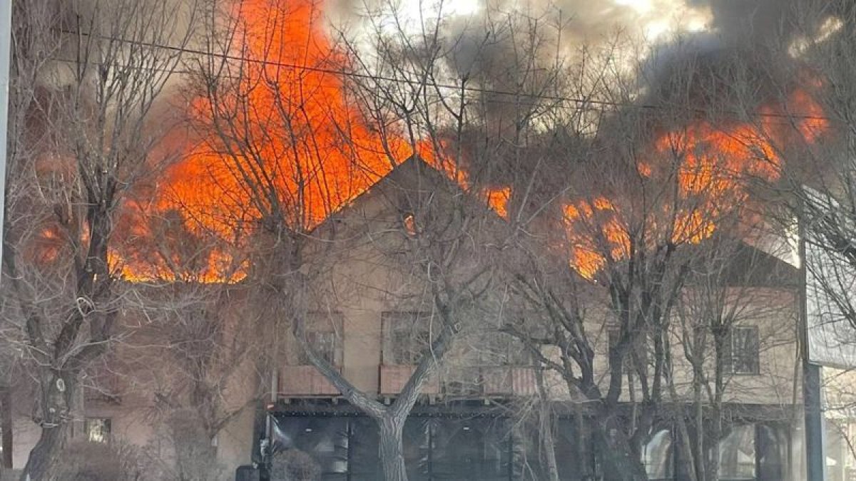 Кровля двухэтажного жилого дома сгорела в Экибастузе