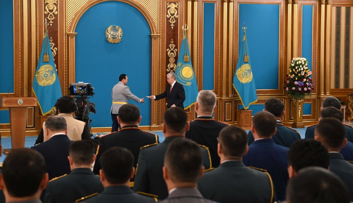 Ряд казахстанских военных наградили медалями за "мужество и самоотверженность"