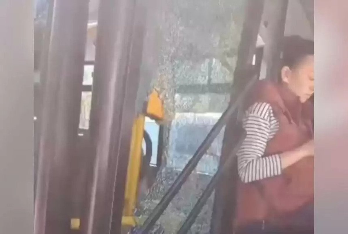 В Алматы открыли стрельбу по автобусу с пассажирами