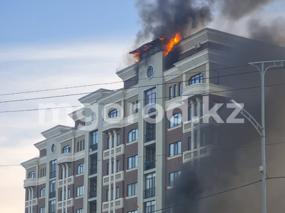 Крыша нового ЖК загорелась в Атырау
