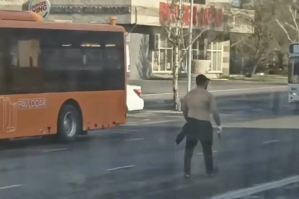 Пьяный мужчина в Павлодаре разгуливал с ножом в руках и напугал жителей