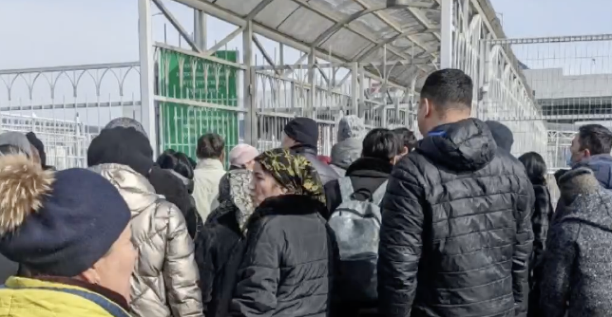 На границах РК с Узбекистаном и Кыргызстаном образовались очереди