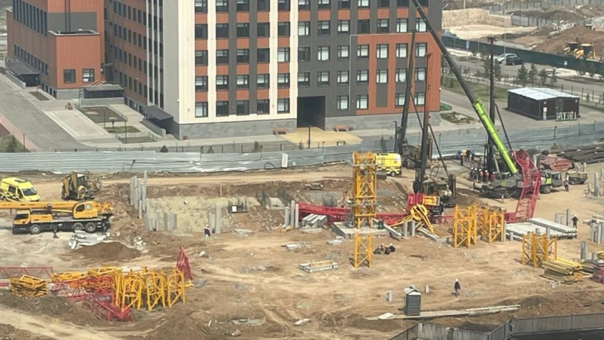 Башенный кран упал на стройке BI Group в Астане