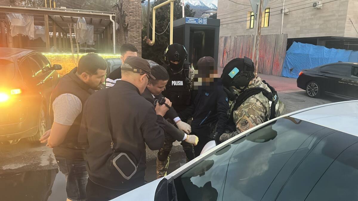Спецоперация в Алматы: задержаны дилер и клиент с оружием