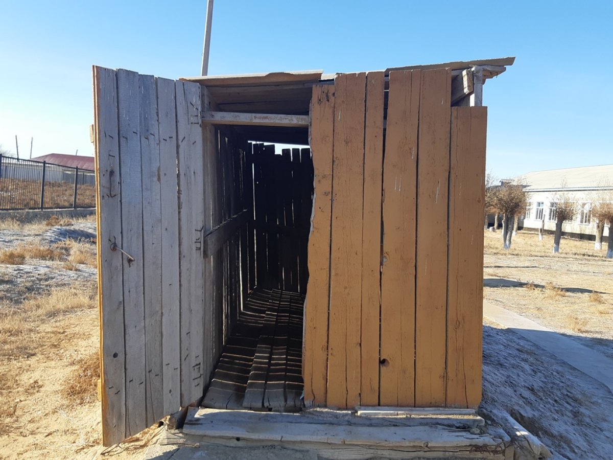 В Актюбинской области двухлетний ребенок погиб после падения в уличный туалет