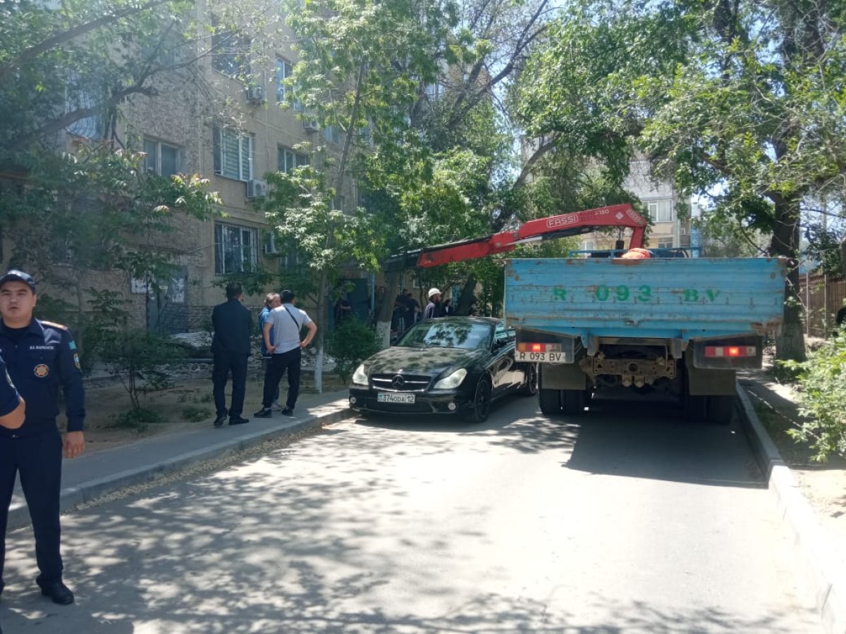 Обрушение козырька в Актау: новые подробности рассказали очевидцы и полиция