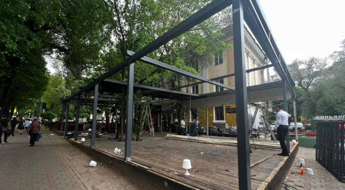 Летнюю террасу ресторана снесли в центре Алматы