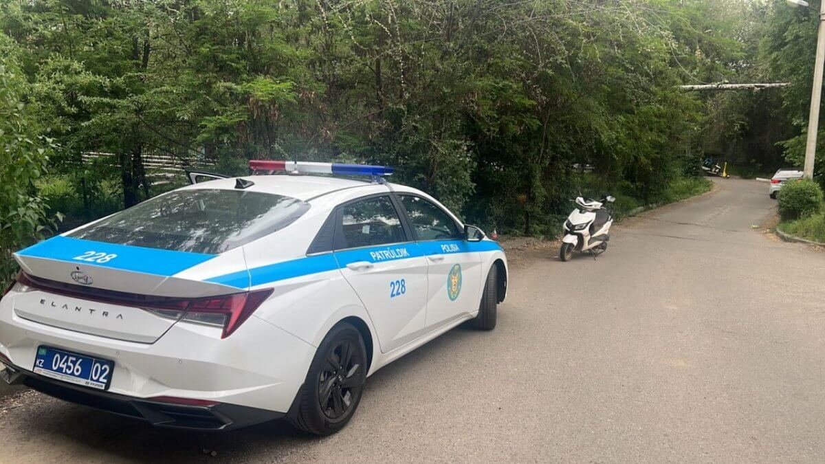 В Алматы мопедист сбил полицейского и попытался скрыться