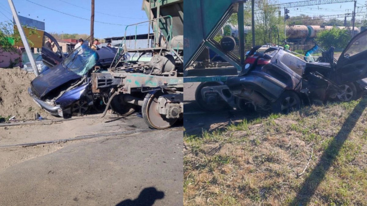 На станции Алматы поезд наехал на два автомобиля