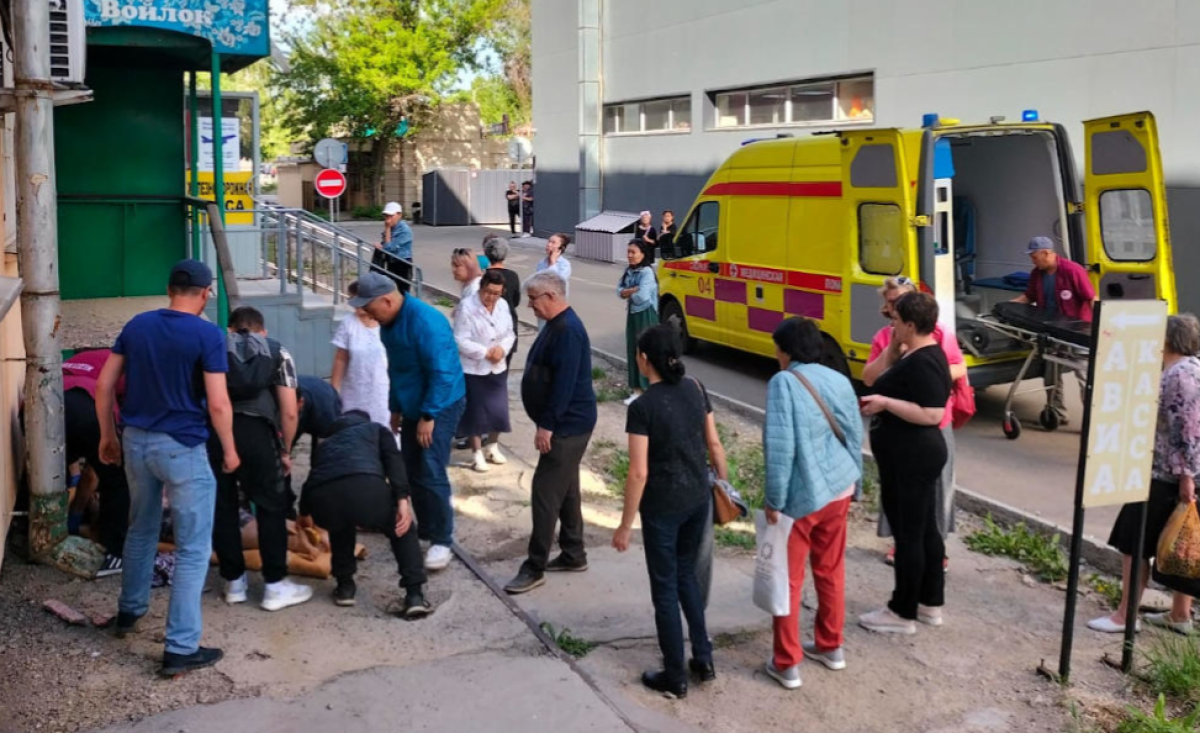 Балкон обрушился под женщиной в Усть-Каменогорске