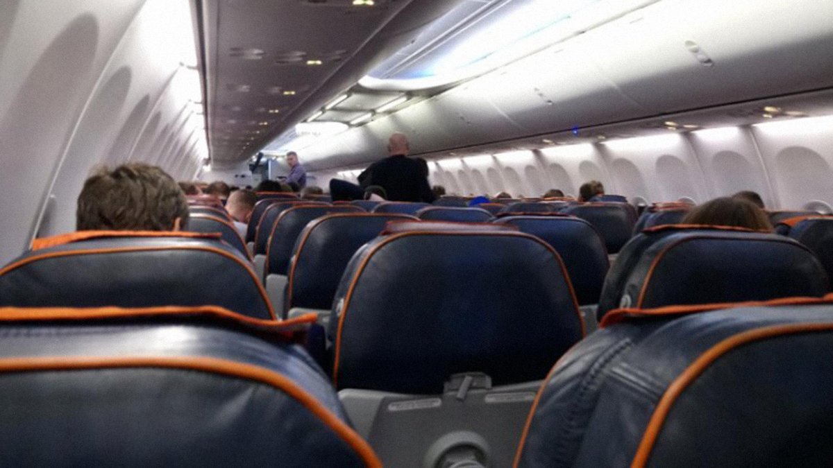 Жительница Шымкента обматерила и ударила представителя Air Astana из-за переноса рейса