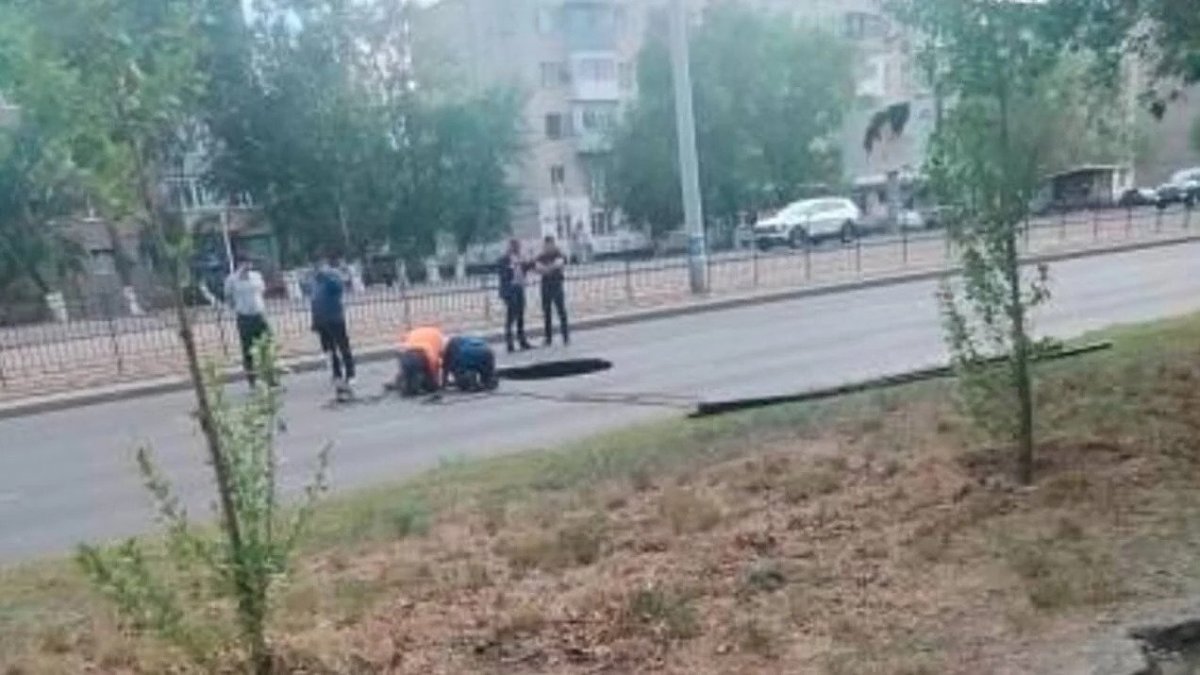 На проезжей части дороги в Павлодаре образовалась огромная дыра