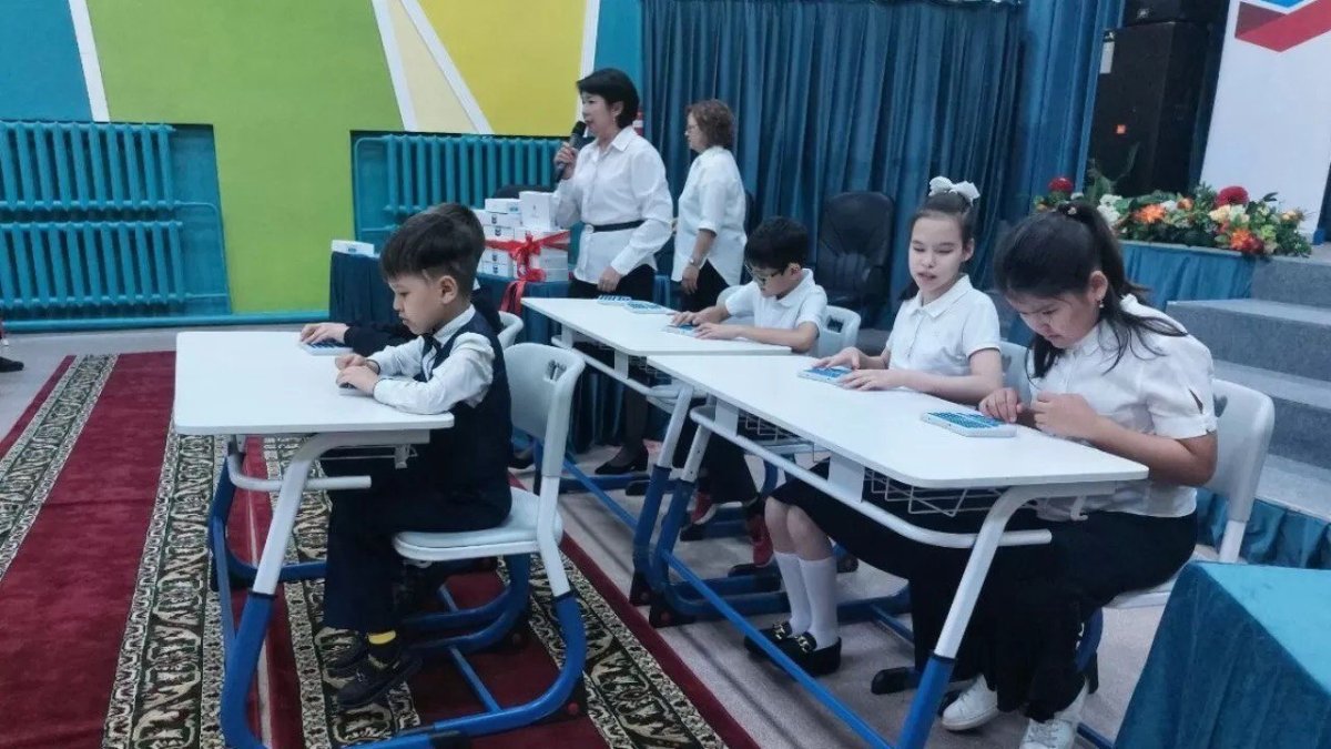 Изобретённые казахстанским учёным тренажёры для изучения шрифта Брайля получили дети в Астане