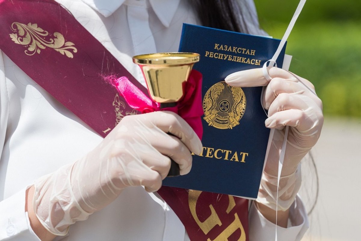 Учителя начинают делать праздник не для детей, а ради себя - Бейсембаев о выпускных