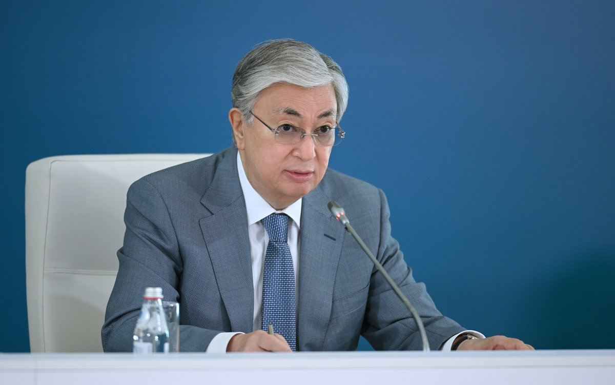 Токаев посетил двор в Алматы, где раньше жил с семьей