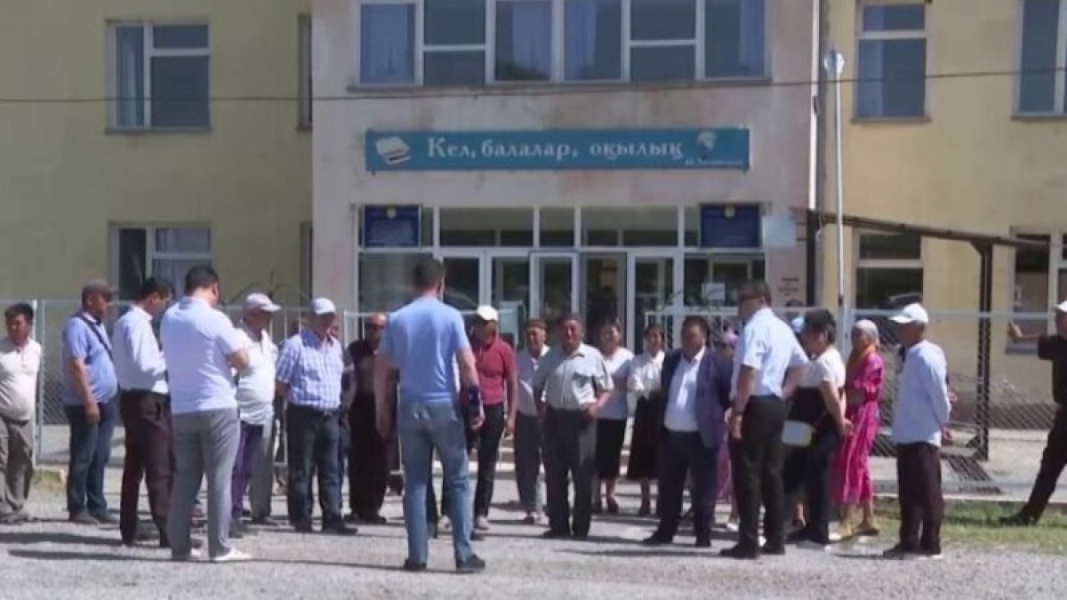 Школа разваливается: в Туркестанской области учебный год закончился скандалом