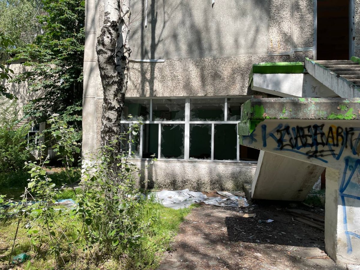 Акимат не доглядел, или Почему в Алматы здание бывшего детдома отдали мародёрам и наркоманам