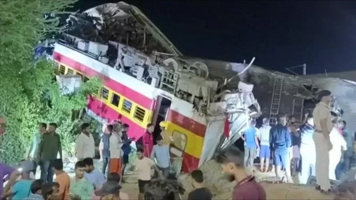 Почти 300 человек достигло количество жертв катастрофы на железной дороге в Индии