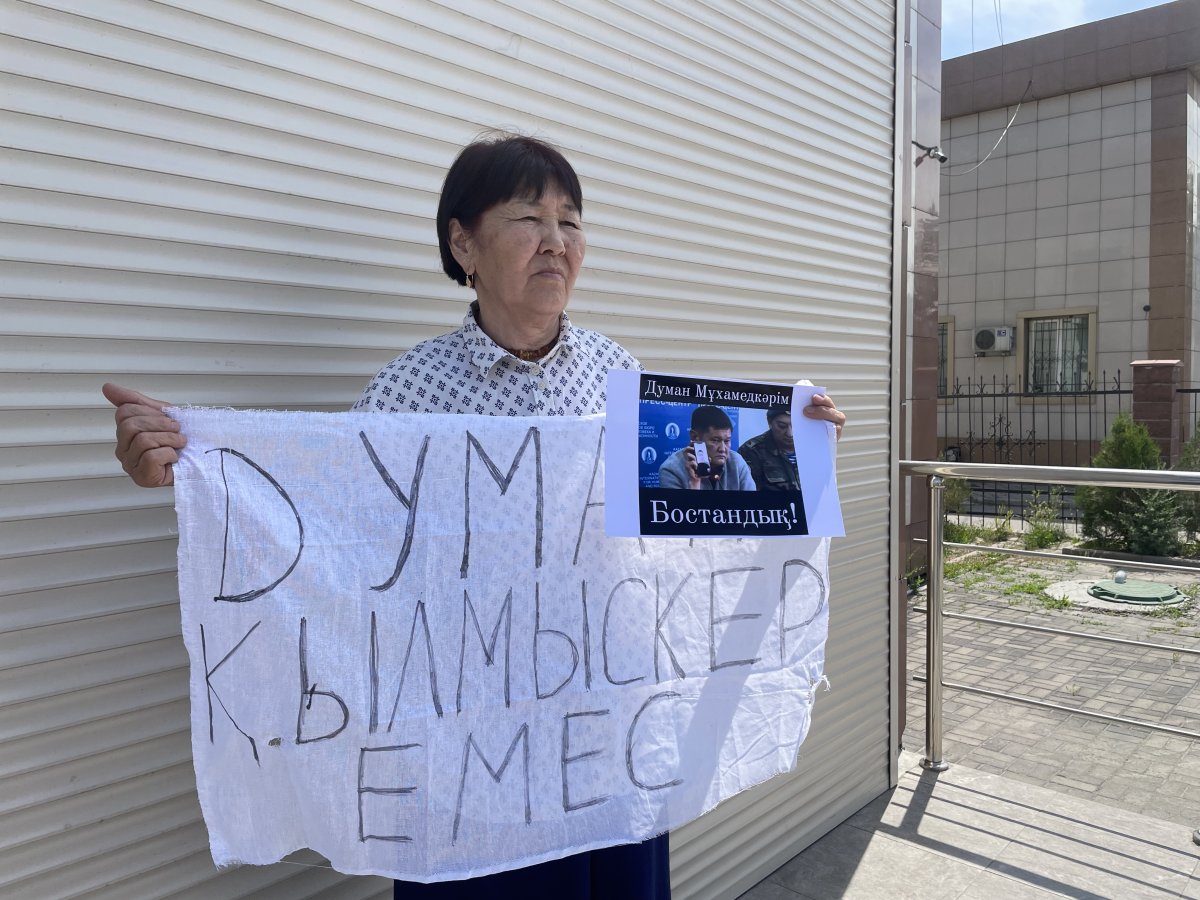 "В Казахстане продолжаются репрессии": семья Думана Мухаметкарима вышла на митинг