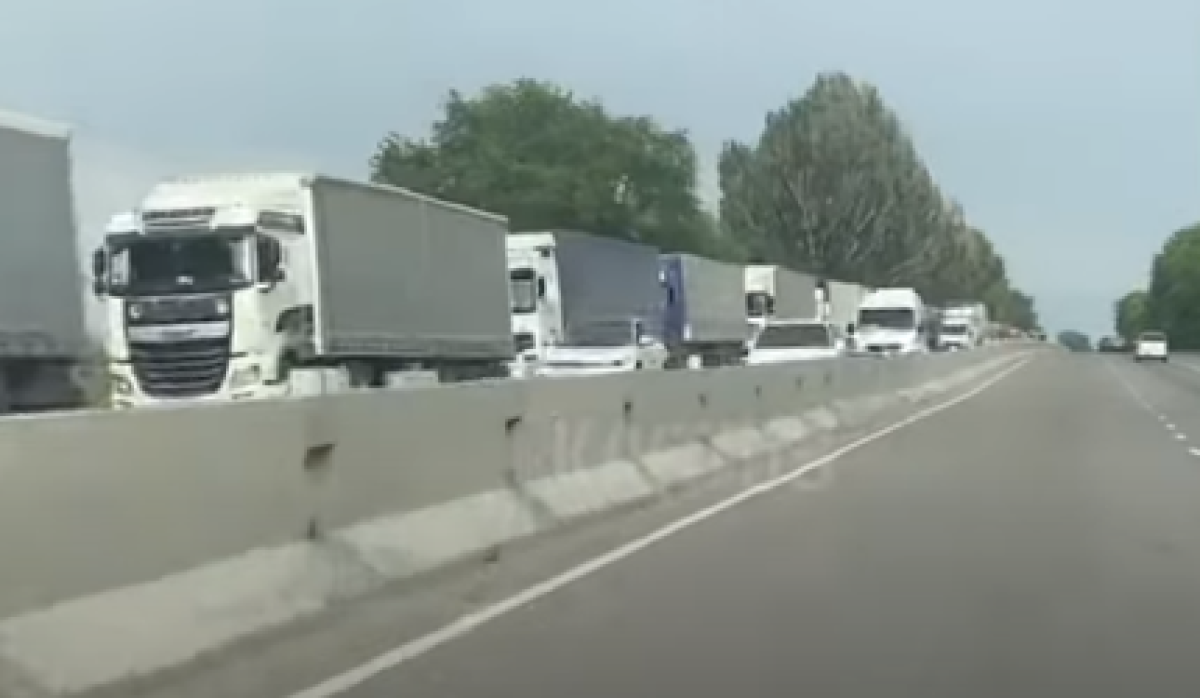 Многокилометровая пробка образовалась на границе Казахстана и Кыргызстана
