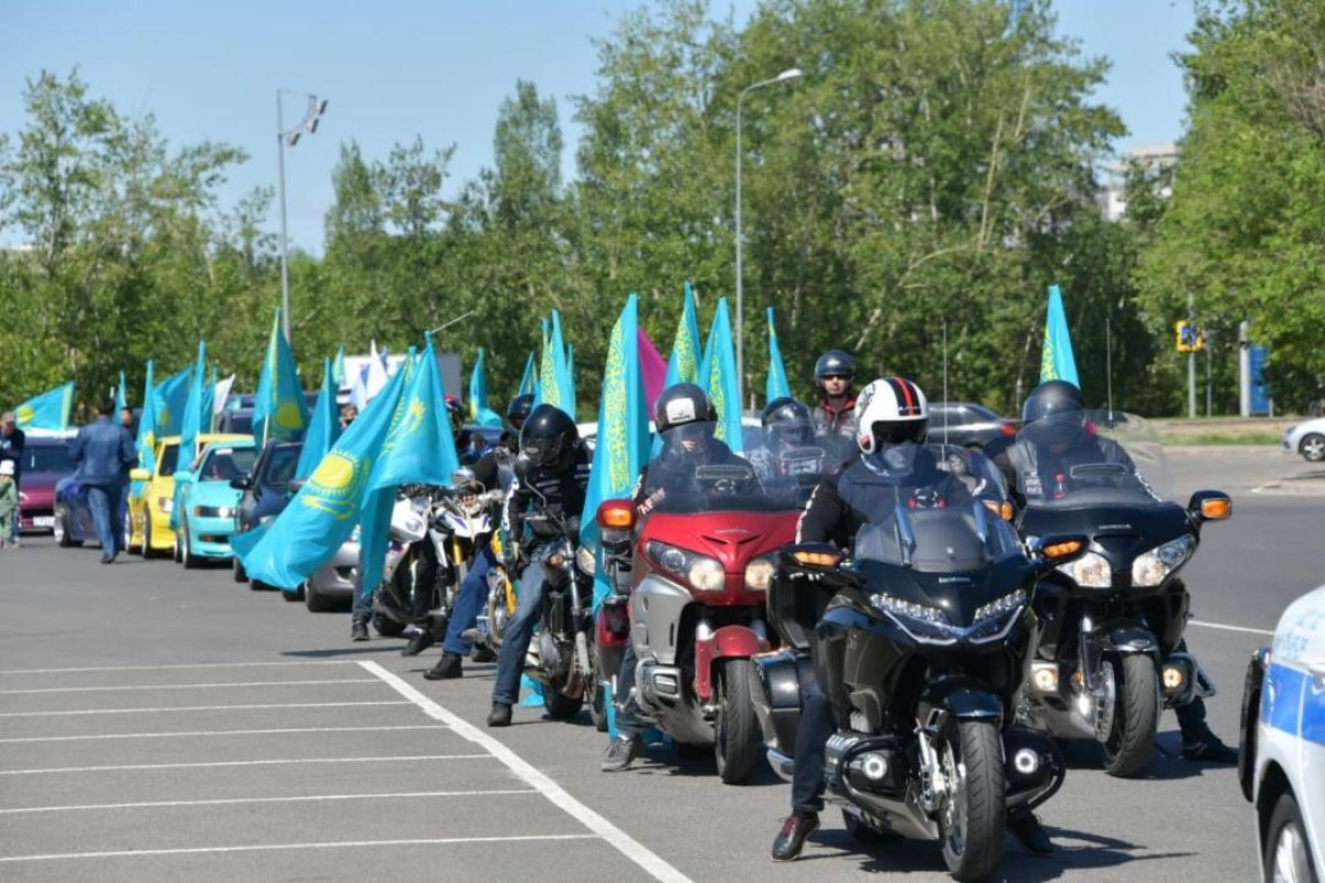 Автопробег в честь Дня госсимволов проходит в Астане