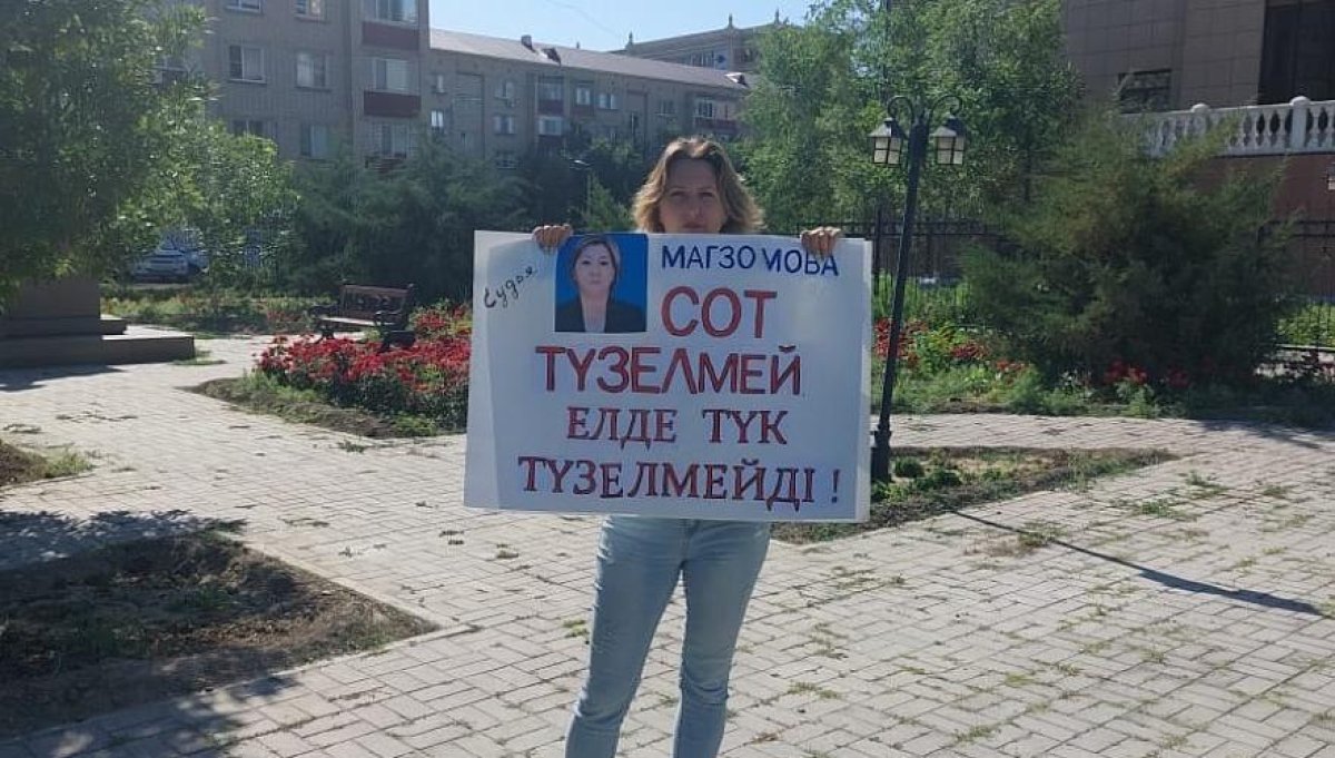 Избитая журналист вышла с протестом к зданию суда в Атырау