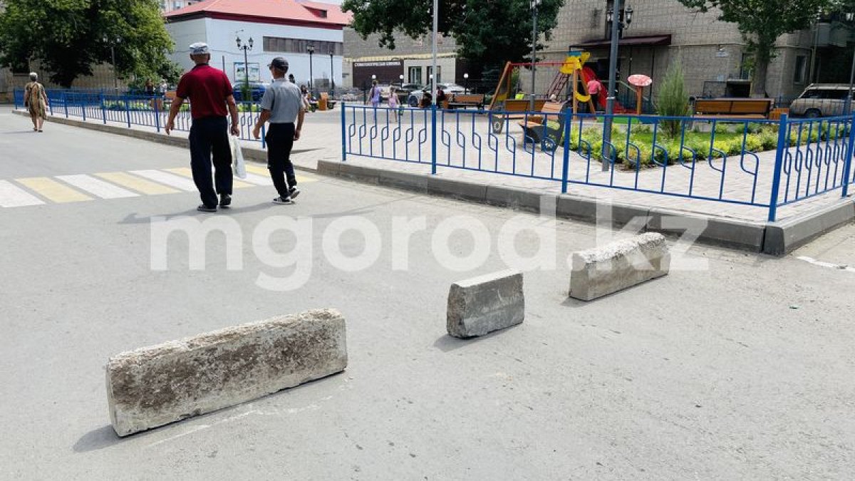 В Уральске подрядчик перекрыл дорогу в знак протеста