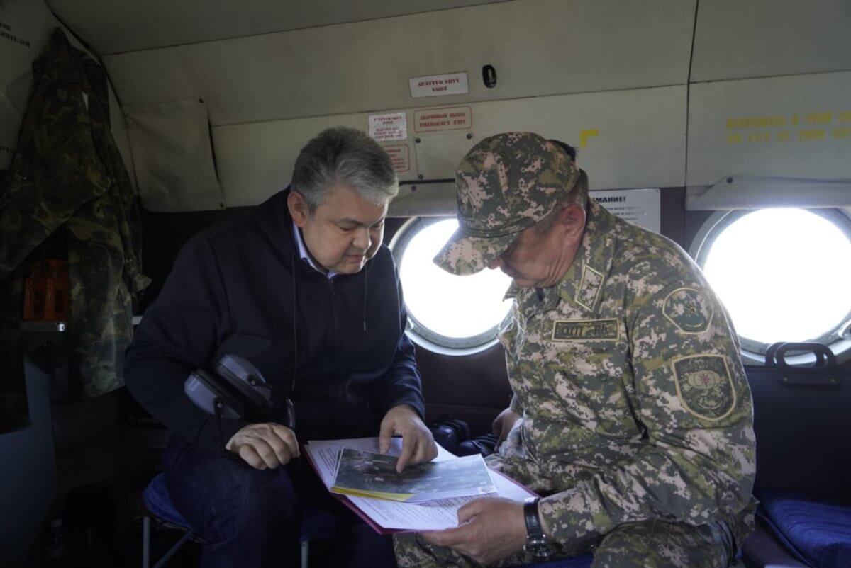 Новый аким ВКО вылетел на пожар в заповеднике