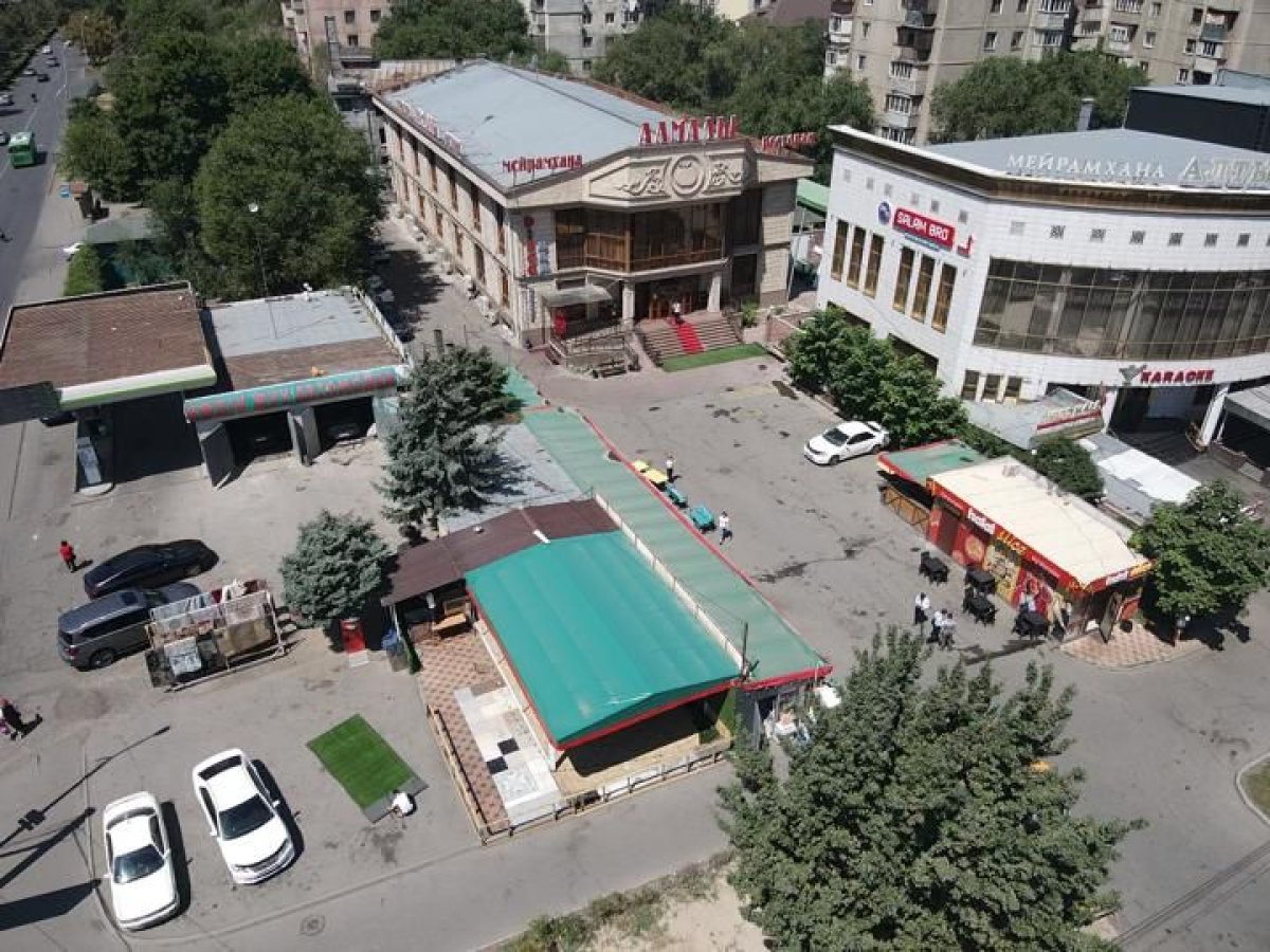 Летнее кафе с киосками сносят в Алматы
