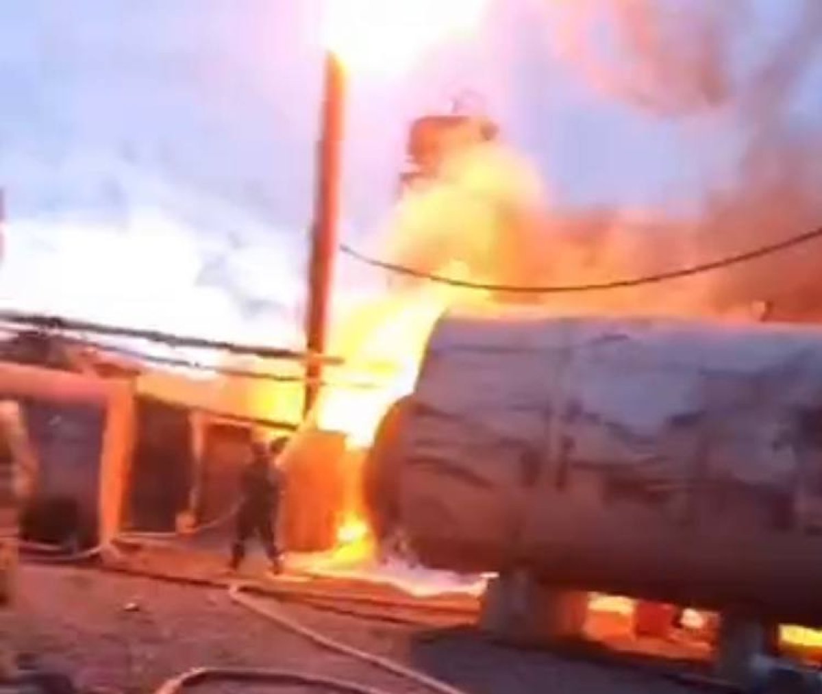 В Астане загорелся асфальтный завод (ВИДЕО)