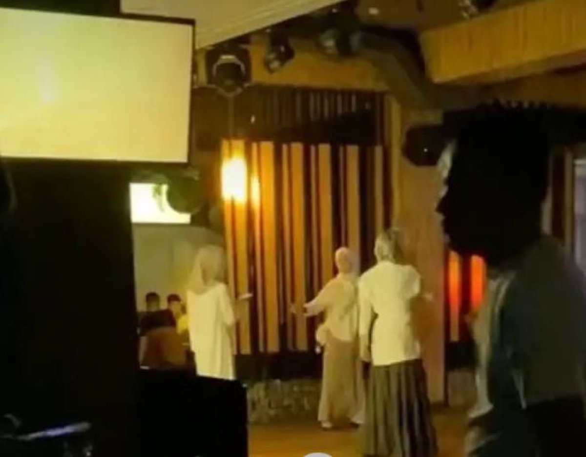 Казахстанцев шокировали танцующие в ночном клубе покрытые девушки