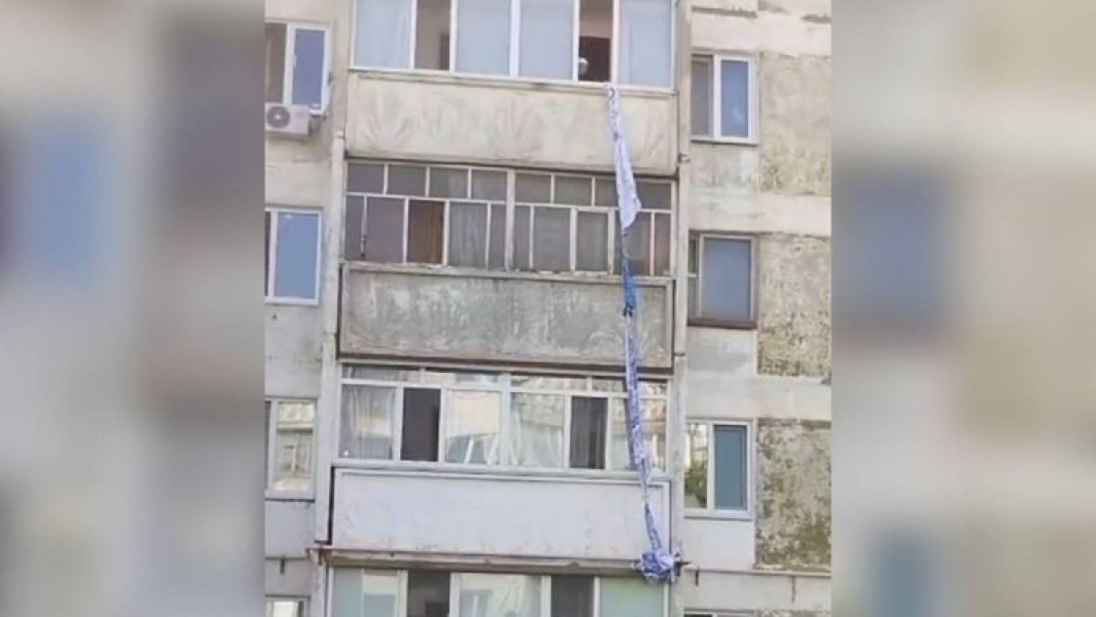 Пенсионерка из Рудного пыталась спуститься с балкона при помощи простыни (видео)