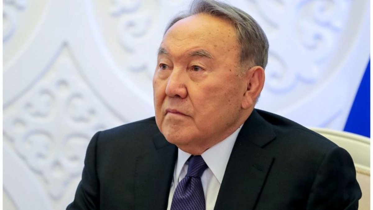 Назарбаева лишили статуса главы попечительства совета вуза, школы и фонда его имени