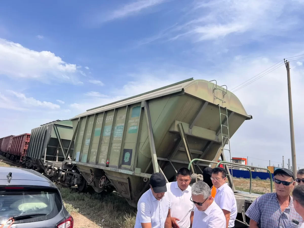 Есть пострадавшие: поезд врезался в пассажирский автобус в Атырау