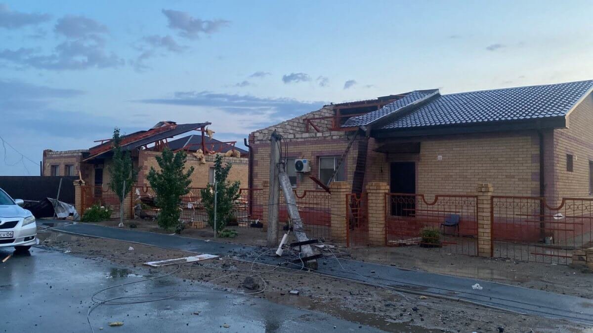 В Атырау крыши домов снесло из-за непогоды