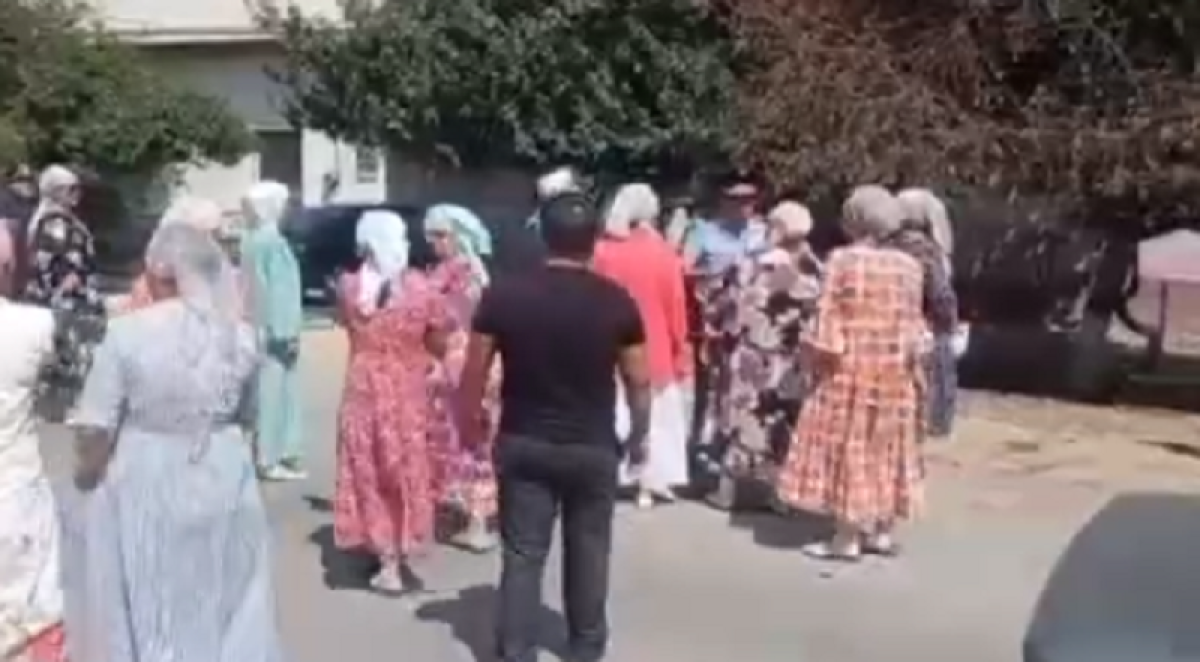 Жители села в Туркестанской области вышли на протест из-за убийства девочки