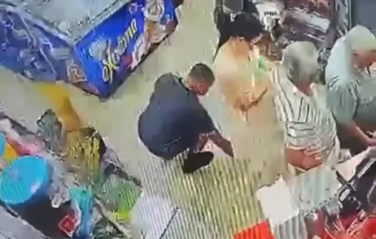 Шокирующее видео: в Семее мужчина фотографировал женщин под юбкой