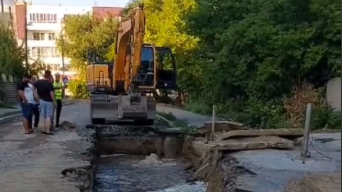 Коммунальная авария: фонтан воды забил на улице в центре Семея