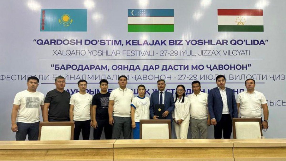 Красная полоса: флаг Казахстана исказили на фестивале в Узбекистане